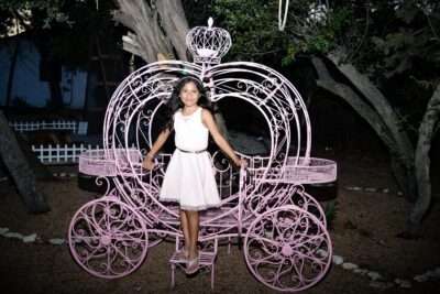 "Ornate Heart-Shaped Iron Carriage - Perfect for XV Eras, Cinderella Themes, Princess Parties, and Birthdays. Ideal as a Captivating Prop for Pictures.